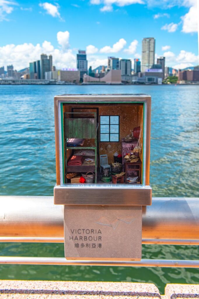 在這個日新月異的城市,當大多數人目光投向未來,有一位藝術家,選擇凝視過去。他用的是雙手、回憶,和一顆無比細膩的心。他是戴佑安(安泰),一位出生於香港、土生土長的藝術創作者,也是「微行動 Mini Movements」的發起人。他的作品沒有聲音,卻能說故事;沒有生命,卻能喚醒人心。