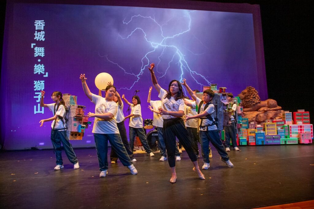 在這個日新月異的城市,當大多數人目光投向未來,有一位藝術家,選擇凝視過去。他用的是雙手、回憶,和一顆無比細膩的心。他是戴佑安(安泰),一位出生於香港、土生土長的藝術創作者,也是「微行動 Mini Movements」的發起人。他的作品沒有聲音,卻能說故事;沒有生命,卻能喚醒人心。