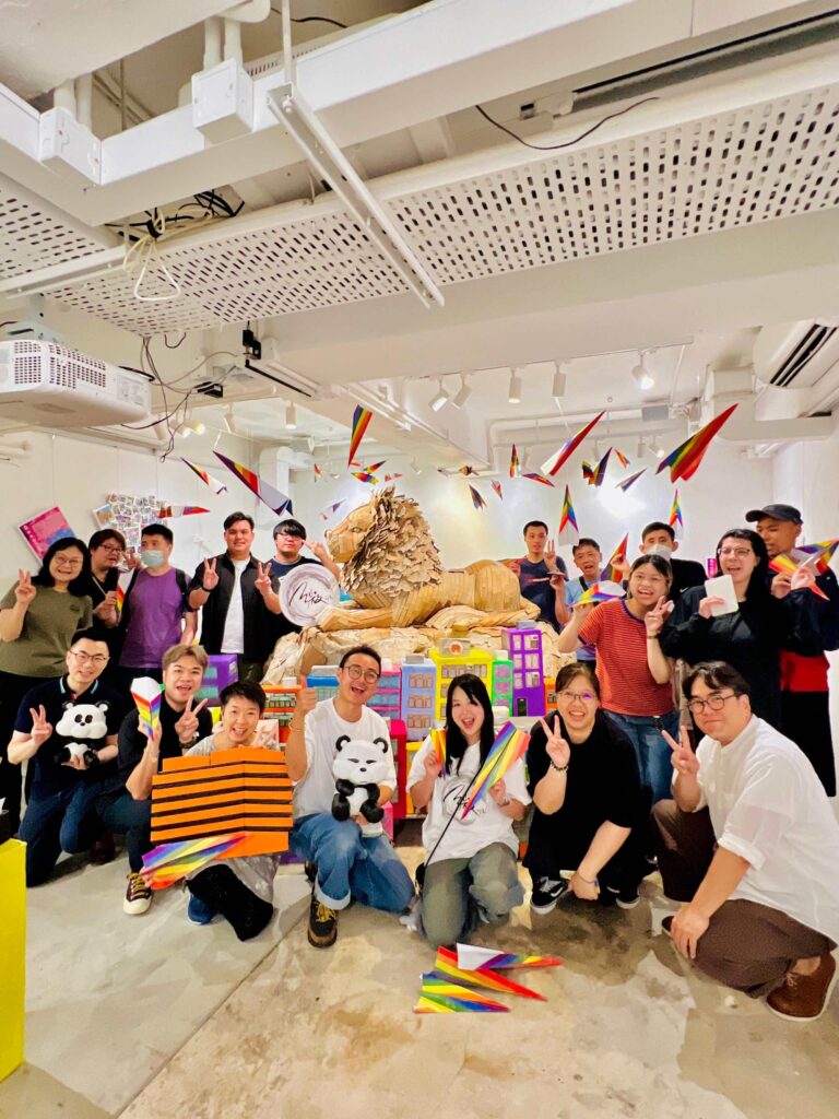 在這個日新月異的城市,當大多數人目光投向未來,有一位藝術家,選擇凝視過去。他用的是雙手、回憶,和一顆無比細膩的心。他是戴佑安(安泰),一位出生於香港、土生土長的藝術創作者,也是「微行動 Mini Movements」的發起人。他的作品沒有聲音,卻能說故事;沒有生命,卻能喚醒人心。