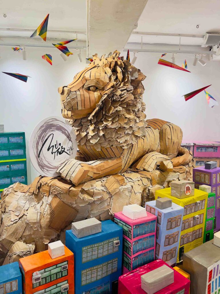 在這個日新月異的城市,當大多數人目光投向未來,有一位藝術家,選擇凝視過去。他用的是雙手、回憶,和一顆無比細膩的心。他是戴佑安(安泰),一位出生於香港、土生土長的藝術創作者,也是「微行動 Mini Movements」的發起人。他的作品沒有聲音,卻能說故事;沒有生命,卻能喚醒人心。