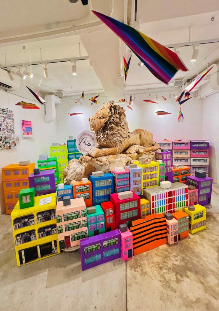 在這個日新月異的城市,當大多數人目光投向未來,有一位藝術家,選擇凝視過去。他用的是雙手、回憶,和一顆無比細膩的心。他是戴佑安(安泰),一位出生於香港、土生土長的藝術創作者,也是「微行動 Mini Movements」的發起人。他的作品沒有聲音,卻能說故事;沒有生命,卻能喚醒人心。