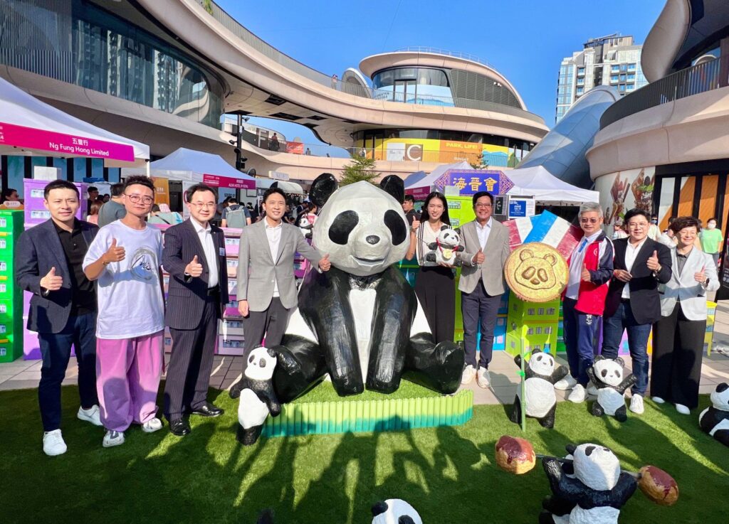 在這個日新月異的城市,當大多數人目光投向未來,有一位藝術家,選擇凝視過去。他用的是雙手、回憶,和一顆無比細膩的心。他是戴佑安(安泰),一位出生於香港、土生土長的藝術創作者,也是「微行動 Mini Movements」的發起人。他的作品沒有聲音,卻能說故事;沒有生命,卻能喚醒人心。