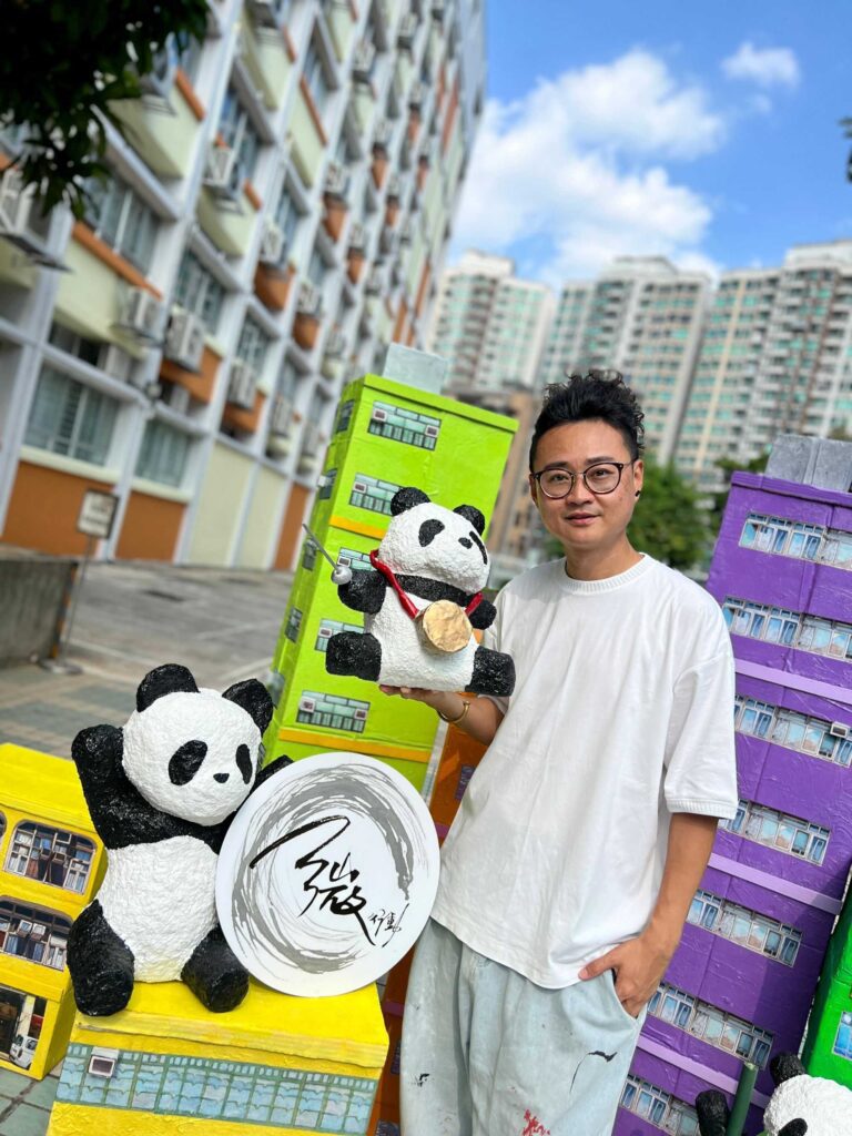 在這個日新月異的城市,當大多數人目光投向未來,有一位藝術家,選擇凝視過去。他用的是雙手、回憶,和一顆無比細膩的心。他是戴佑安(安泰),一位出生於香港、土生土長的藝術創作者,也是「微行動 Mini Movements」的發起人。他的作品沒有聲音,卻能說故事;沒有生命,卻能喚醒人心。