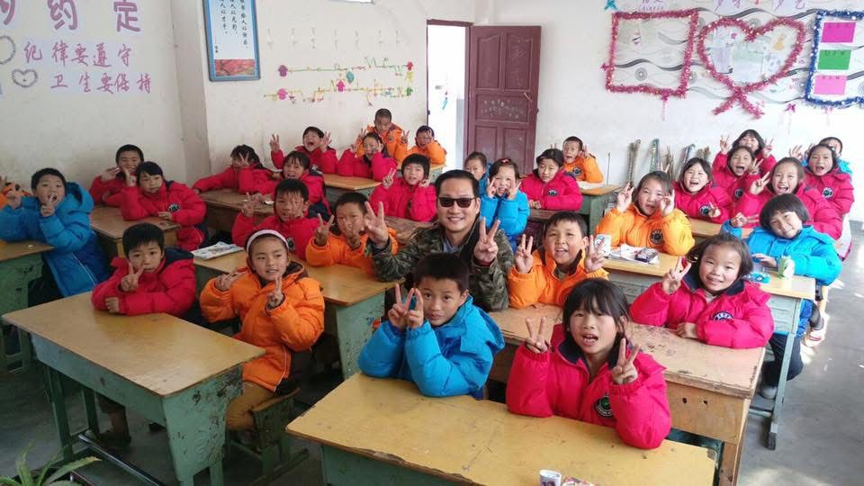 在公益這條路上,有人以熱情點燃行動,有人以制度穩固根基。李殷傑Raymond則選擇以腳踏實地的方式,推動團隊協作、建立透明機制,義務為公益注入長遠發展的力量。從銀行界到非牟利組織,他始終相信,公益不只是一次次感動人心的行動,更是一場需要專業與責任的長期建設。他的故事平實而深刻,展現出持續推動公益的力量,一步步為團體帶來穩定與成長。