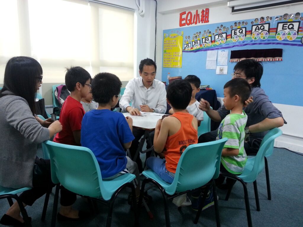 25年前的夏天，一位年輕人踏入了情緒教育的世界。今天，他仍然堅守初心，在孩子與家庭之間，搭建理解與成長的橋樑。他就是梁偉樂（Willie），一位在情緒與品格教育領域深耕多年的教育者。