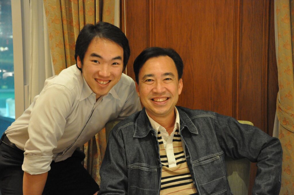 25年前的夏天，一位年輕人踏入了情緒教育的世界。今天，他仍然堅守初心，在孩子與家庭之間，搭建理解與成長的橋樑。他就是梁偉樂（Willie），一位在情緒與品格教育領域深耕多年的教育者。