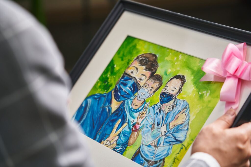 在城市的喧囂背後，總有人默默耕耘，用心去聆聽、陪伴與支持別人。梁偉樂先生（Willie），就是這樣的一位教育工作者。他是腳踏實地、用故事與情感實踐教育理念的人。