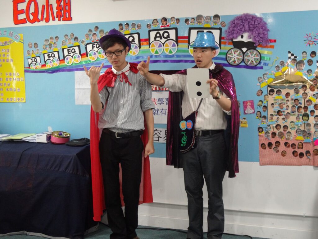 在城市的喧囂背後，總有人默默耕耘，用心去聆聽、陪伴與支持別人。梁偉樂先生（Willie），就是這樣的一位教育工作者。他是腳踏實地、用故事與情感實踐教育理念的人。