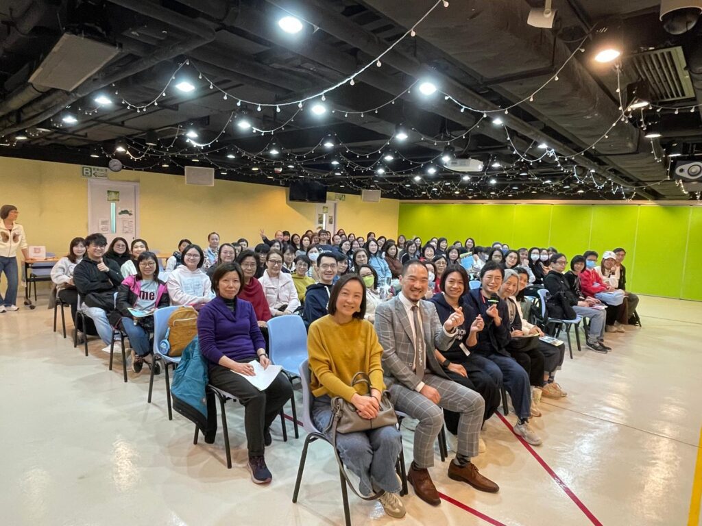 在城市的喧囂背後，總有人默默耕耘，用心去聆聽、陪伴與支持別人。梁偉樂先生（Willie），就是這樣的一位教育工作者。他是腳踏實地、用故事與情感實踐教育理念的人。