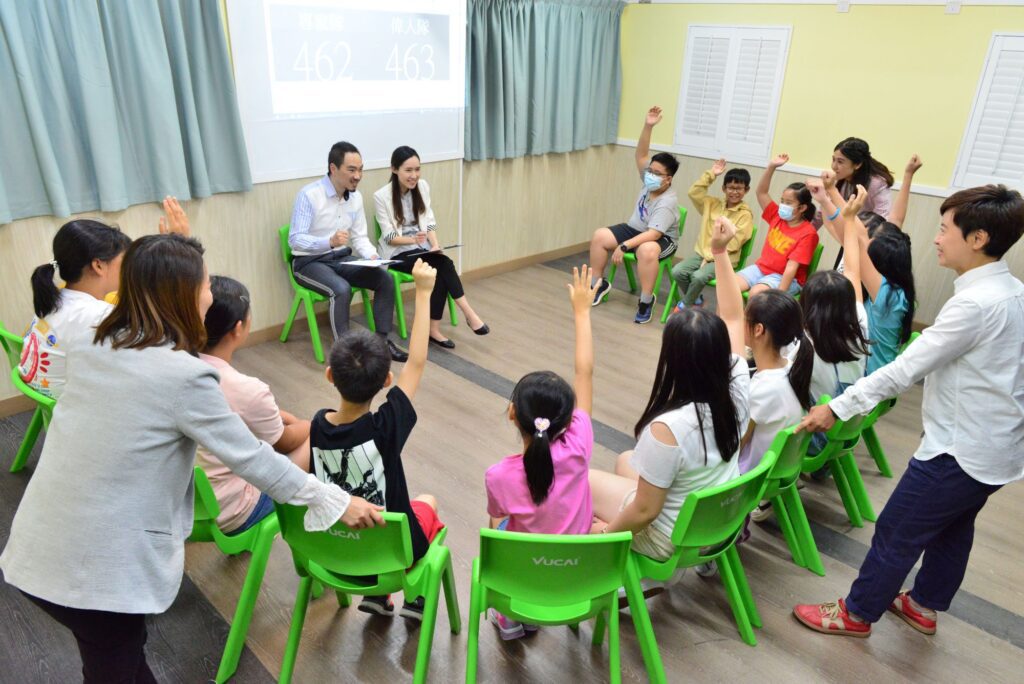 「如果今天他沒有上課，不論原因，就算是去生日會，我們也會安排補課或退還學費。因為我們不是在賺他那天的錢，而是在幫他成長。」這句話，來自梁偉樂先生（Willie），一位用教育點亮人心的實踐者。