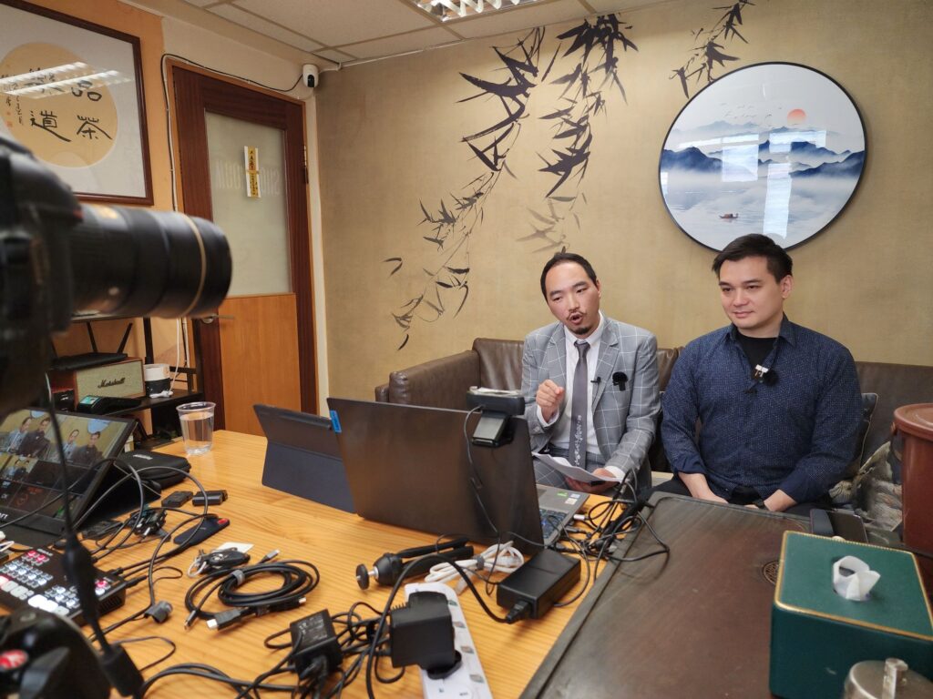 在這個節奏急促的城市裡，仍有一些人選擇放慢腳步，走進別人的生命裡，陪伴、理解，甚至深夜尋人。他們的付出未必被看見，卻在無數人的心中留下深深的痕跡。梁偉樂先生（Willie），就是這樣的一位同行者。