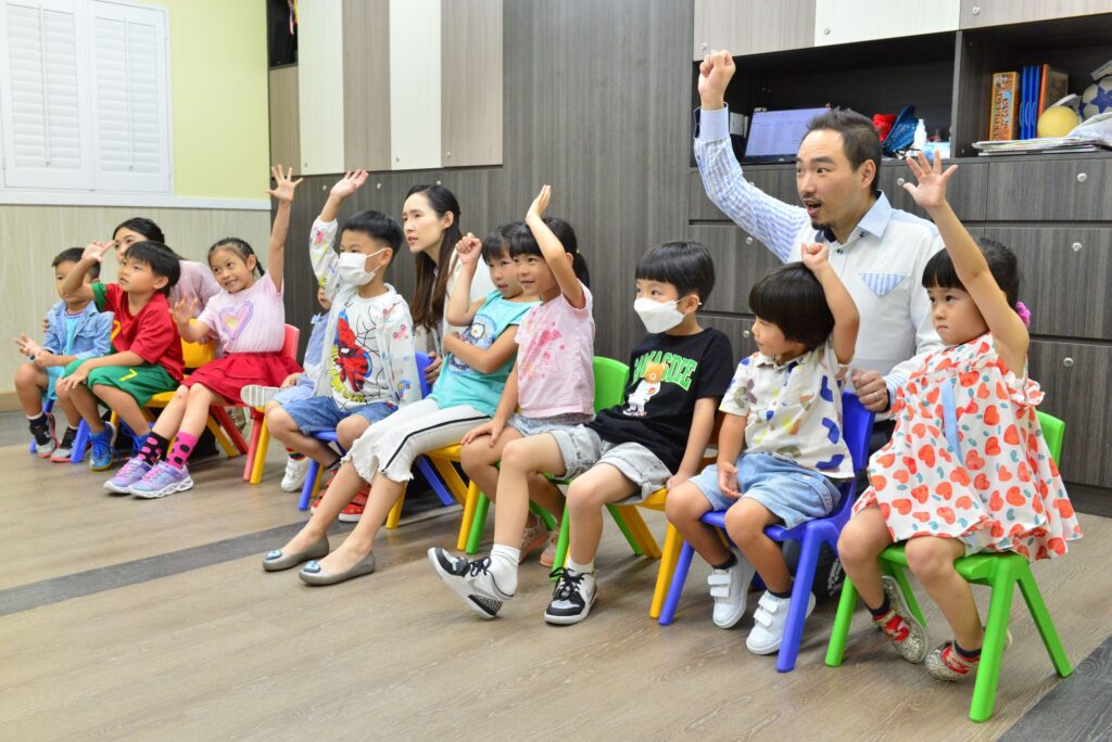 在這個節奏急促的城市裡，仍有一些人選擇放慢腳步，走進別人的生命裡，陪伴、理解，甚至深夜尋人。他們的付出未必被看見，卻在無數人的心中留下深深的痕跡。梁偉樂先生（Willie），就是這樣的一位同行者。