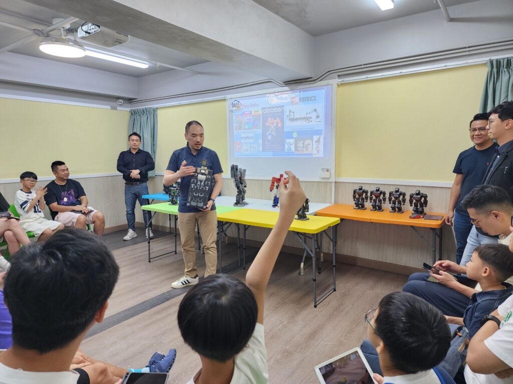 在這個節奏急促的城市裡，仍有一些人選擇放慢腳步，走進別人的生命裡，陪伴、理解，甚至深夜尋人。他們的付出未必被看見，卻在無數人的心中留下深深的痕跡。梁偉樂先生（Willie），就是這樣的一位同行者。