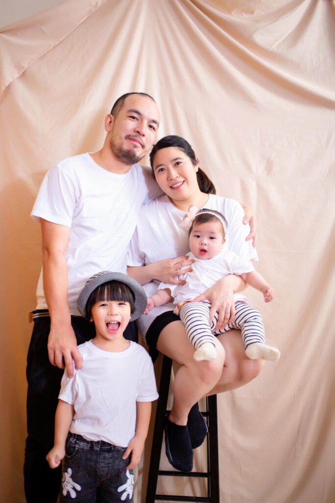 在繁忙的都市生活中,很多媽媽在家庭與工作之間疲於奔命。但有一位媽媽,卻選擇在這樣的生活節奏中,帶著孩子一起走進鏡頭前的世界,開啟一段不一樣的親子旅程。她不是全職藝人,而是一位雙職媽媽——白天是有多年經驗的客戶服務員,下班後是孩子成長路上的同行者與啟發者。她,就是我們今天的主角:熹媽。