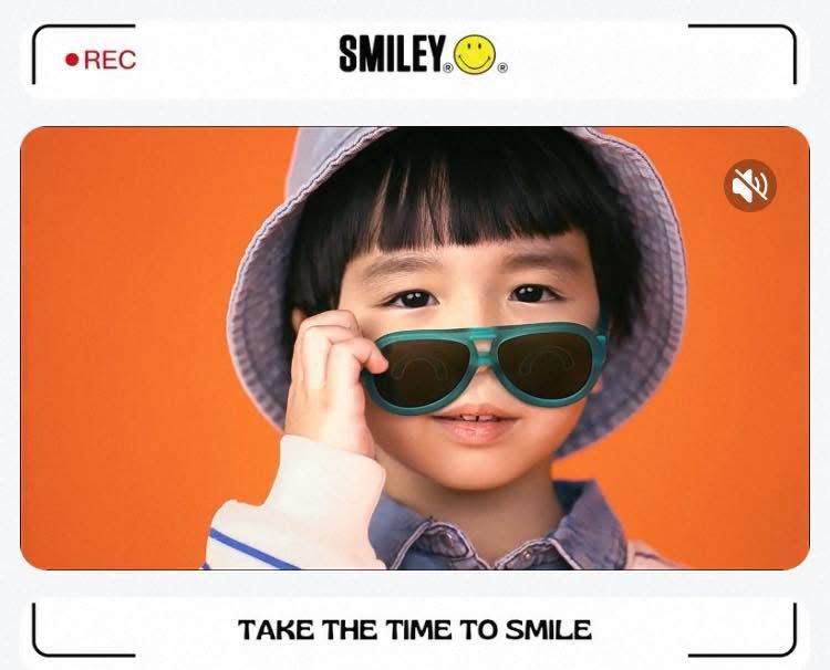 在繁忙的都市生活中,很多媽媽在家庭與工作之間疲於奔命。但有一位媽媽,卻選擇在這樣的生活節奏中,帶著孩子一起走進鏡頭前的世界,開啟一段不一樣的親子旅程。她不是全職藝人,而是一位雙職媽媽——白天是有多年經驗的客戶服務員,下班後是孩子成長路上的同行者與啟發者。她,就是我們今天的主角:熹媽。