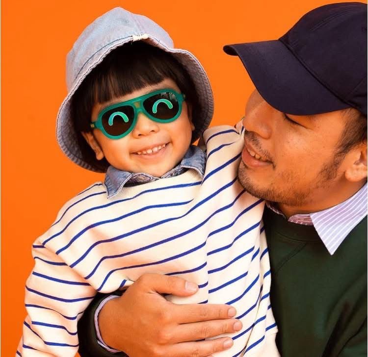 在香港這座節奏急促的城市裡,許多家庭都在追求理想與現實的平衡。有人選擇穩妥,有人選擇放手一搏。而熹媽,一位童星的母親,曾經歷過視力受損的低谷,也曾在家庭計劃中面對過艱難的抉擇。但她和丈夫用愛、承諾與教育哲學,打造出一個讓孩子自由成長、學習責任與堅韌的家庭環境。這不僅是一個關於母親的故事,更是一個關於人生選擇、信念與勇氣的旅程。