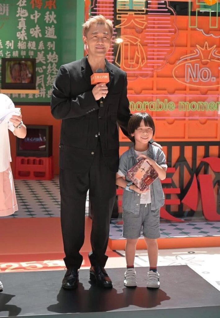 在繁忙的都市生活中,很多媽媽在家庭與工作之間疲於奔命。但有一位媽媽,卻選擇在這樣的生活節奏中,帶著孩子一起走進鏡頭前的世界,開啟一段不一樣的親子旅程。她不是全職藝人,而是一位雙職媽媽——白天是有多年經驗的客戶服務員,下班後是孩子成長路上的同行者與啟發者。她,就是我們今天的主角:熹媽。