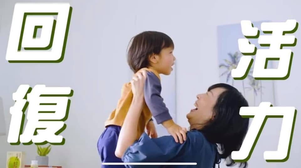 在繁忙的都市生活中,很多媽媽在家庭與工作之間疲於奔命。但有一位媽媽,卻選擇在這樣的生活節奏中,帶著孩子一起走進鏡頭前的世界,開啟一段不一樣的親子旅程。她不是全職藝人,而是一位雙職媽媽——白天是有多年經驗的客戶服務員,下班後是孩子成長路上的同行者與啟發者。她,就是我們今天的主角:熹媽。