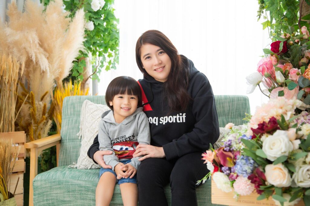 在香港這座節奏急促的城市裡,許多家庭都在追求理想與現實的平衡。有人選擇穩妥,有人選擇放手一搏。而熹媽,一位童星的母親,曾經歷過視力受損的低谷,也曾在家庭計劃中面對過艱難的抉擇。但她和丈夫用愛、承諾與教育哲學,打造出一個讓孩子自由成長、學習責任與堅韌的家庭環境。這不僅是一個關於母親的故事,更是一個關於人生選擇、信念與勇氣的旅程。