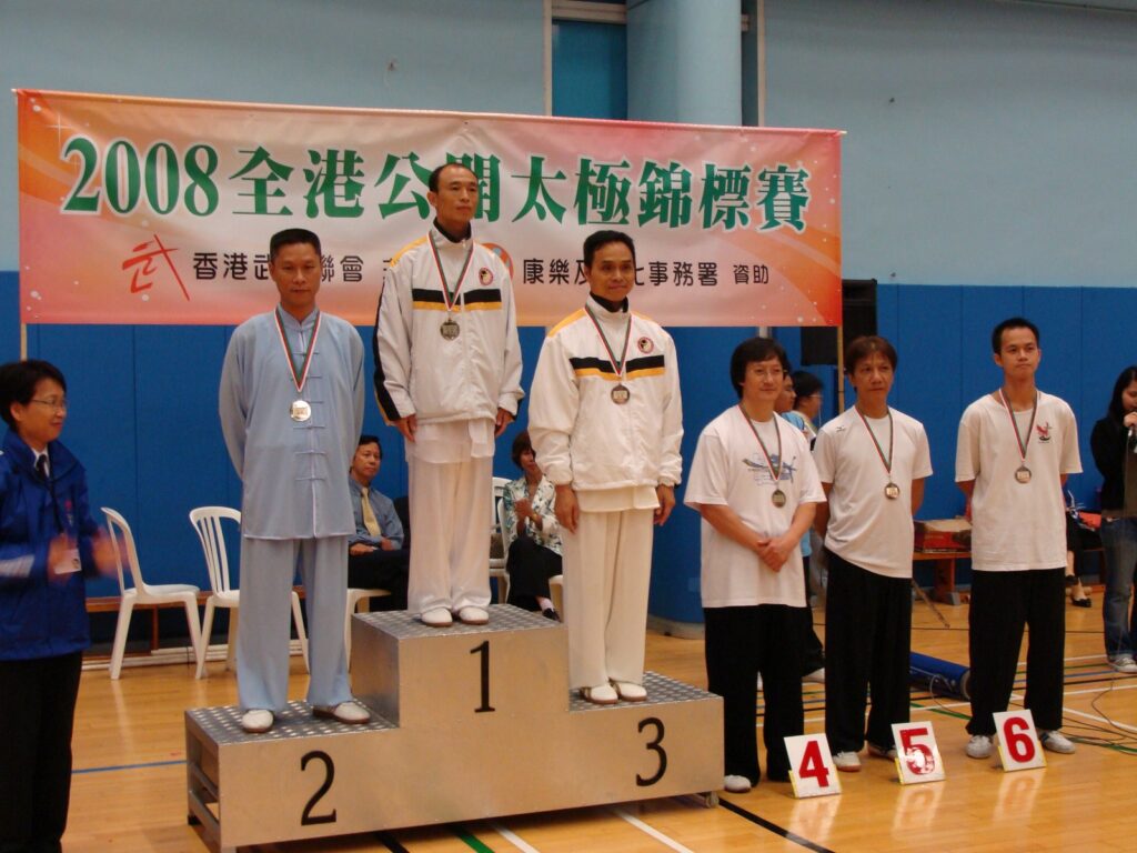 在武術的世界裡,有人一生追逐勝負,也有人選擇沉澱自己,把功夫化作生活的修行。冷先鋒——全國太極拳冠軍、當代太極拳名家,他的名字曾在比賽場上響亮無比,但他選擇的路,卻不止於此。從少年為了自保而學拳,到如今將太極帶進社區、學校,甚至家庭,他用三十年的堅持,走出一條「拳在人心」的傳承之路。