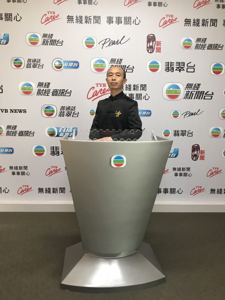 在武術的世界裡,有人一生追逐勝負,也有人選擇沉澱自己,把功夫化作生活的修行。冷先鋒——全國太極拳冠軍、當代太極拳名家,他的名字曾在比賽場上響亮無比,但他選擇的路,卻不止於此。從少年為了自保而學拳,到如今將太極帶進社區、學校,甚至家庭,他用三十年的堅持,走出一條「拳在人心」的傳承之路。