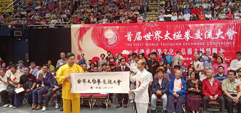 在武術的世界裡,有人一生追逐勝負,也有人選擇沉澱自己,把功夫化作生活的修行。冷先鋒——全國太極拳冠軍、當代太極拳名家,他的名字曾在比賽場上響亮無比,但他選擇的路,卻不止於此。從少年為了自保而學拳,到如今將太極帶進社區、學校,甚至家庭,他用三十年的堅持,走出一條「拳在人心」的傳承之路。