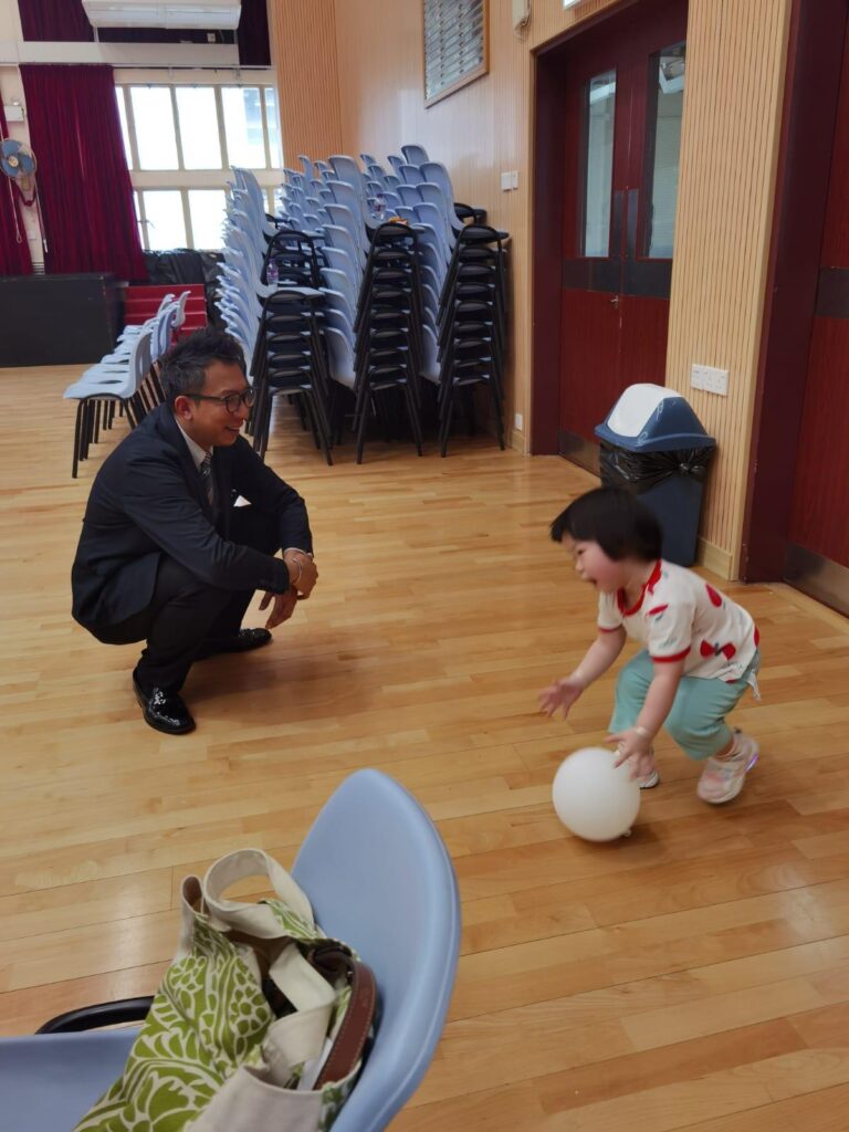 寧波第二中學校長梁超然的教學生涯，並沒有一開始就立志改變教育的鋒芒。他坦言，自己最初選擇讀師訓課（教師培訓課程），純粹是尋求穩定工作的考量。這段看似偶然的起步，卻逐步引領他走上一條關於承擔、革新與信念的教育之路。