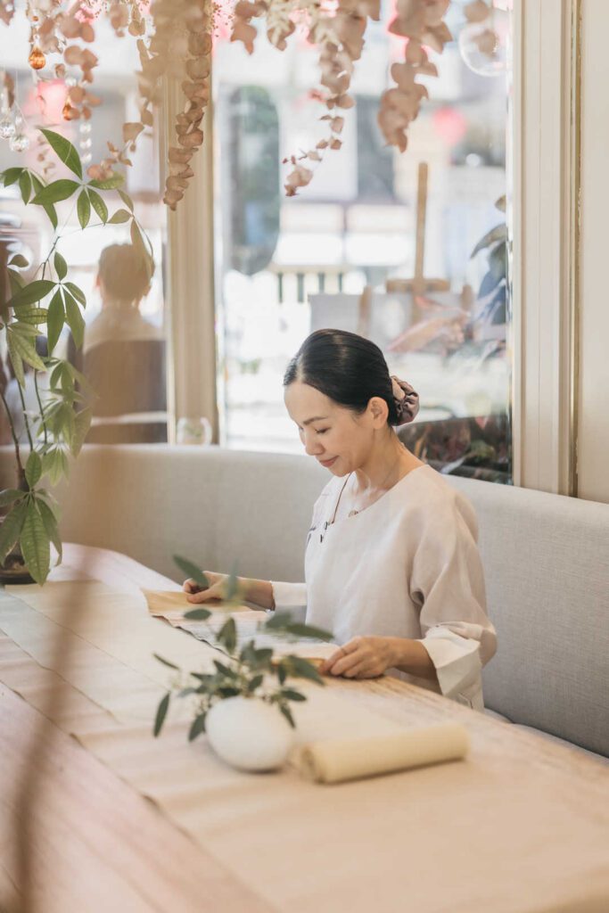 在這個越來越快的世界裡，越來越多人想要慢下來，尋找一種能讓心靈靜定的方式。茶，這項古老的文化載體，在現代人的生活中，重新被賦予了意義。它不只是飲品，更是一種生活態度，一種與自己對話的方式。關琬潼小姐Shadow，就是這樣一位在茶的世界裡找到內在節奏的人。她從小與茶結緣，經過多年探索與沉澱，最終選擇進一步走進由莊洪錦雅老師主導的大益茶道課程。透過她的學習歷程，我們看見了茶的深度，也看見了人與文化之間動人的連結。