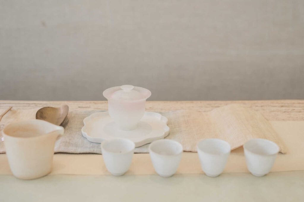 在這個越來越快的世界裡，越來越多人想要慢下來，尋找一種能讓心靈靜定的方式。茶，這項古老的文化載體，在現代人的生活中，重新被賦予了意義。它不只是飲品，更是一種生活態度，一種與自己對話的方式。關琬潼小姐Shadow，就是這樣一位在茶的世界裡找到內在節奏的人。她從小與茶結緣，經過多年探索與沉澱，最終選擇進一步走進由莊洪錦雅老師主導的大益茶道課程。透過她的學習歷程，我們看見了茶的深度，也看見了人與文化之間動人的連結。