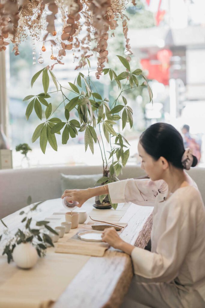 在這個越來越快的世界裡，越來越多人想要慢下來，尋找一種能讓心靈靜定的方式。茶，這項古老的文化載體，在現代人的生活中，重新被賦予了意義。它不只是飲品，更是一種生活態度，一種與自己對話的方式。關琬潼小姐Shadow，就是這樣一位在茶的世界裡找到內在節奏的人。她從小與茶結緣，經過多年探索與沉澱，最終選擇進一步走進由莊洪錦雅老師主導的大益茶道課程。透過她的學習歷程，我們看見了茶的深度，也看見了人與文化之間動人的連結。