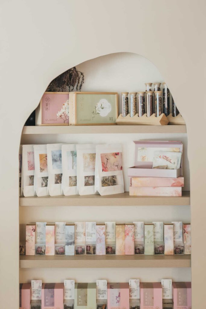 當我們談論療癒、靈性、生活品質時，很少有人能像她一樣，把這些看似抽象的概念，轉化為日常中每一頓飯、每一個空間、每一場交流中所能觸碰到的美。關琬潼Shadow —— 一位生活美學的實踐者，用二十年的創意與行動，將美育從藝術館帶入我們的餐桌與日常。一如她的作品與理念，她相信，美，不是遠方的風景，而是我們每一個當下的選擇。