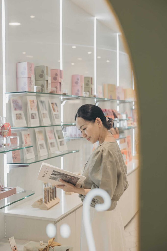 當我們談論療癒、靈性、生活品質時，很少有人能像她一樣，把這些看似抽象的概念，轉化為日常中每一頓飯、每一個空間、每一場交流中所能觸碰到的美。關琬潼Shadow —— 一位生活美學的實踐者，用二十年的創意與行動，將美育從藝術館帶入我們的餐桌與日常。一如她的作品與理念，她相信，美，不是遠方的風景，而是我們每一個當下的選擇。