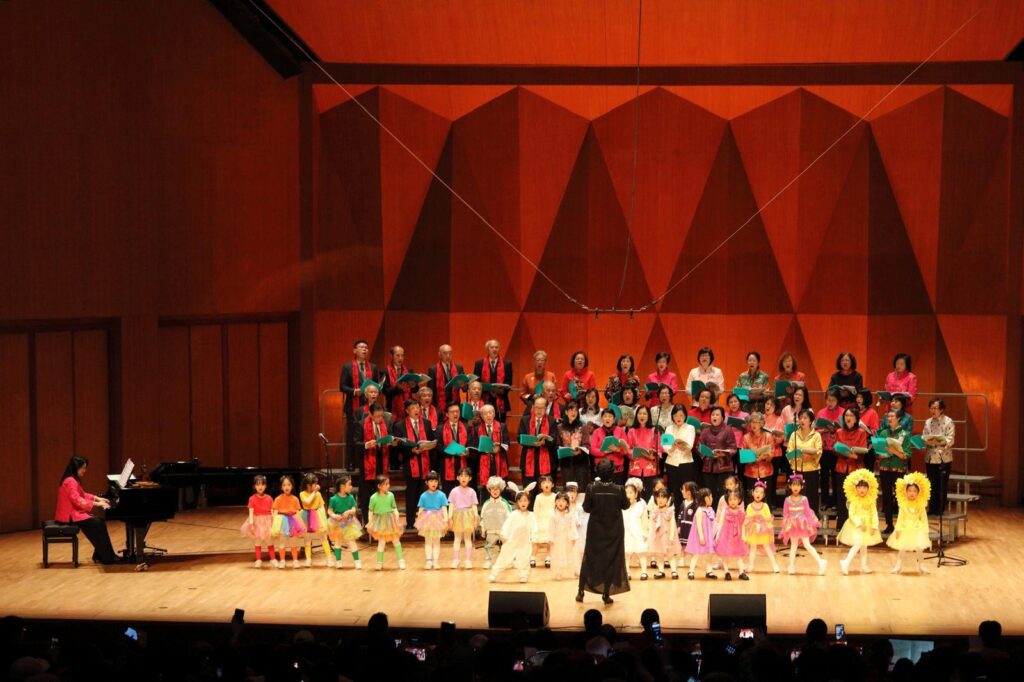 在香港，有一群校長，他們不僅在校園中領導教學，也在舞台上唱出教育的情懷。他們不是專業歌手，卻用音樂串連彼此的心。他們不是為了表演而歌唱，而是為了凝聚人心、傳遞感恩與信念。這，就是由劉振華團長帶領的「香港校長合唱團」，一個由香港各區校長組成的音樂團體，一個本來看似不可能成立，卻走到今天依然不斷創新的教育故事。