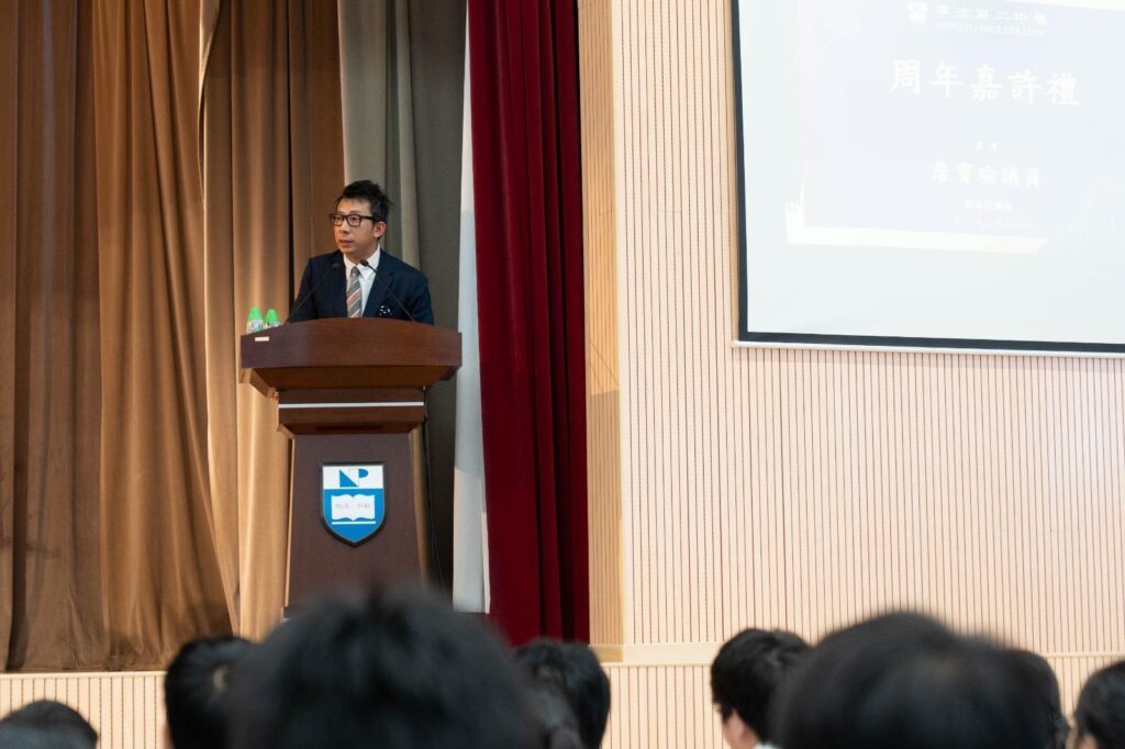 寧波第二中學校長梁超然的教學生涯，並沒有一開始就立志改變教育的鋒芒。他坦言，自己最初選擇讀師訓課（教師培訓課程），純粹是尋求穩定工作的考量。這段看似偶然的起步，卻逐步引領他走上一條關於承擔、革新與信念的教育之路。