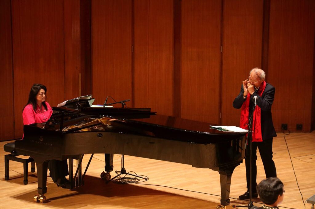 在香港，有一群校長組成的合唱團，唱的不是流行曲，也非傳統聖詩，而是一首首蘊藏中國文化底蘊的古詩詞。在這個看似忙碌且嚴肅的身份背後，卻藏著對教育、音樂與文化傳承的深厚情感。而這一切的推動者之一，就是高舒——香港校長合唱團的指揮與編曲者。