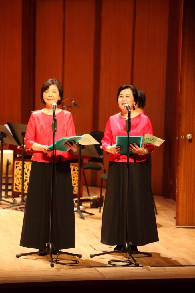 在香港，有一群校長組成的合唱團，唱的不是流行曲，也非傳統聖詩，而是一首首蘊藏中國文化底蘊的古詩詞。在這個看似忙碌且嚴肅的身份背後，卻藏著對教育、音樂與文化傳承的深厚情感。而這一切的推動者之一，就是高舒——香港校長合唱團的指揮與編曲者。