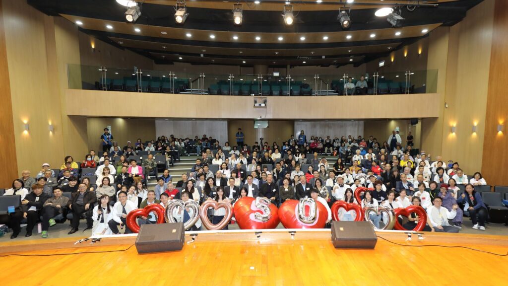 在「愛德循環運動 50 週年金禧紀念暨『微電影首播禮』及『義工嘉許禮』」的現場，最觸動人心的，莫過於那部由義工與專業團隊共同創作的微電影。導演麥爵閎(麥導)與編劇 Steven 在籌備期間走訪了多位義工與受助者，聆聽他們的真實經歷，並將這些故事濃縮成影像語言。對他們而言，這部作品不只是敘述服務，更是一種詮釋「無償付出、無條件關懷」的精神——「愛運不只是提供服務，而是用愛去照顧每一個人。」這份信念，成為整部作品的靈魂。