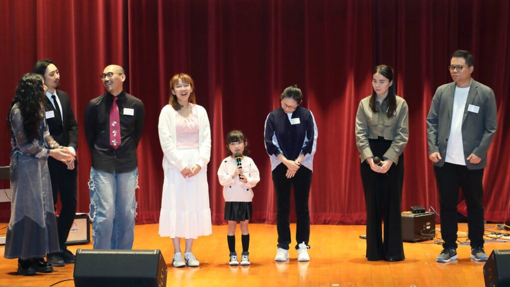 在「愛德循環運動 50 週年金禧紀念暨『微電影首播禮』及『義工嘉許禮』」的現場，最觸動人心的，莫過於那部由義工與專業團隊共同創作的微電影。導演麥爵閎(麥導)與編劇 Steven 在籌備期間走訪了多位義工與受助者，聆聽他們的真實經歷，並將這些故事濃縮成影像語言。對他們而言，這部作品不只是敘述服務，更是一種詮釋「無償付出、無條件關懷」的精神——「愛運不只是提供服務，而是用愛去照顧每一個人。」這份信念，成為整部作品的靈魂。