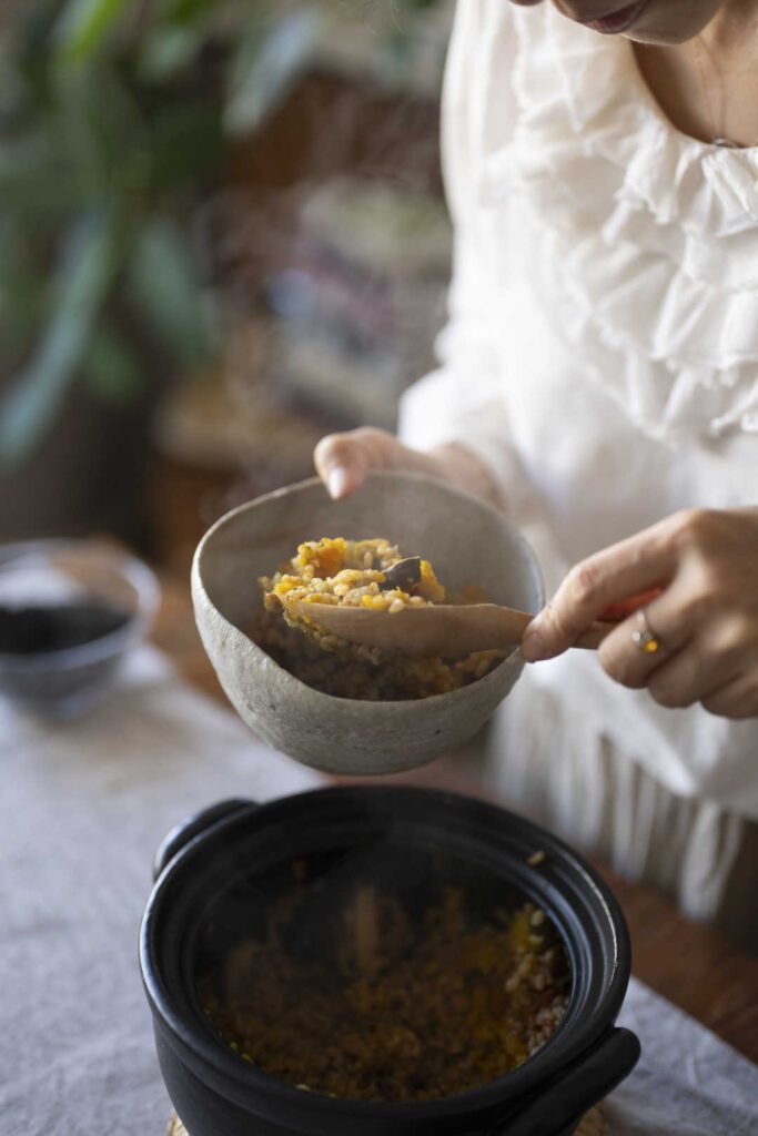 當我們談論療癒、靈性、生活品質時，很少有人能像她一樣，把這些看似抽象的概念，轉化為日常中每一頓飯、每一個空間、每一場交流中所能觸碰到的美。關琬潼Shadow —— 一位生活美學的實踐者，用二十年的創意與行動，將美育從藝術館帶入我們的餐桌與日常。一如她的作品與理念，她相信，美，不是遠方的風景，而是我們每一個當下的選擇。