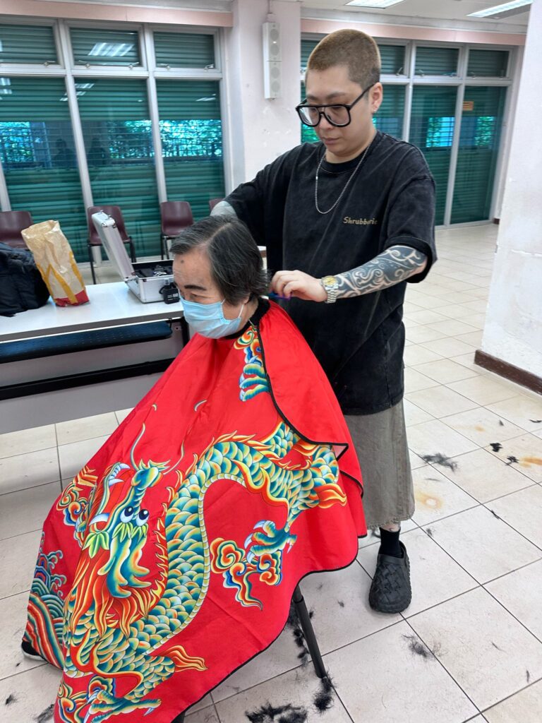 在香港這個講求效率的城市裡，髮型屋遍地開花，但有一位髮型師選擇走出傳統框架，將「美」與「健康」結合，從髮型設計延伸到頭皮護理，甚至養髮再生，成為業界其中一位具多樣化視野的專業者。她就是資深髮型師劉十六，一位熱愛美髮，卻更關心顧客身心健康與社會共好。在她看來，髮型師不該只是剪髮、染髮的技術人員，更應成為顧客最信賴的健康顧問，甚至是社區裡傳遞正確知識與溫暖力量的角色。