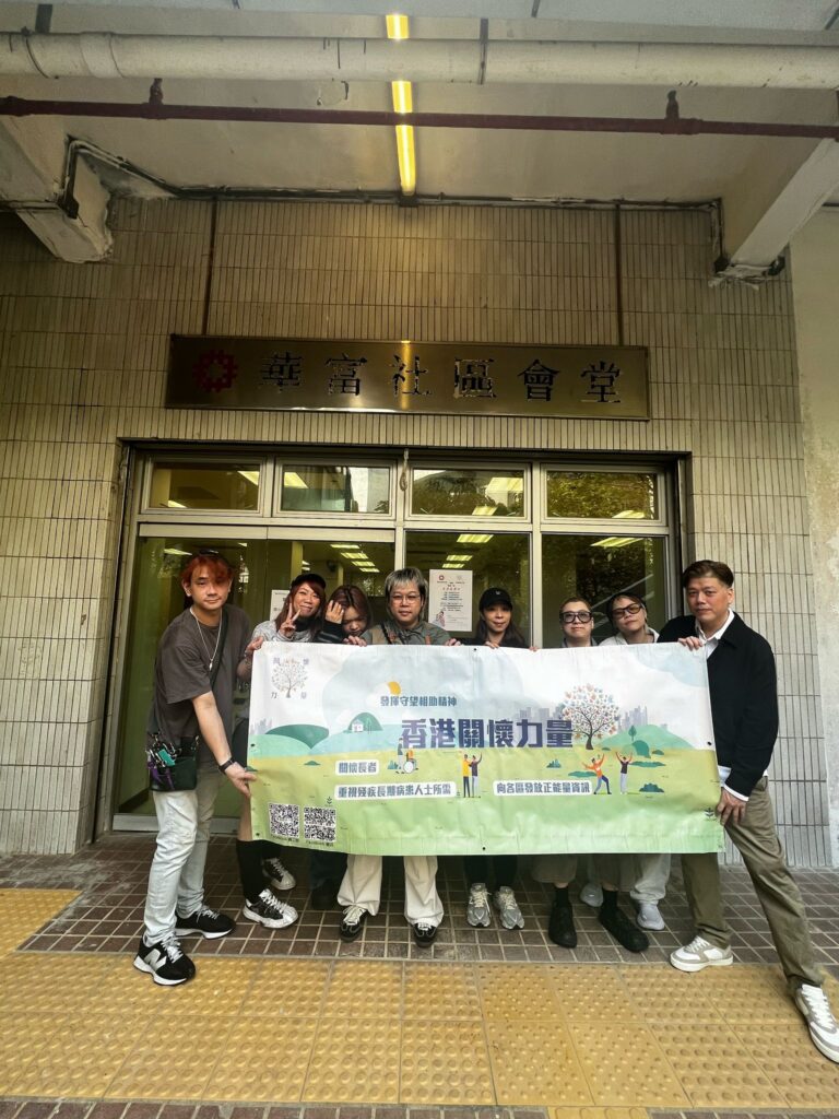 在香港這個講求效率的城市裡，髮型屋遍地開花，但有一位髮型師選擇走出傳統框架，將「美」與「健康」結合，從髮型設計延伸到頭皮護理，甚至養髮再生，成為業界其中一位具多樣化視野的專業者。她就是資深髮型師劉十六，一位熱愛美髮，卻更關心顧客身心健康與社會共好。在她看來，髮型師不該只是剪髮、染髮的技術人員，更應成為顧客最信賴的健康顧問，甚至是社區裡傳遞正確知識與溫暖力量的角色。