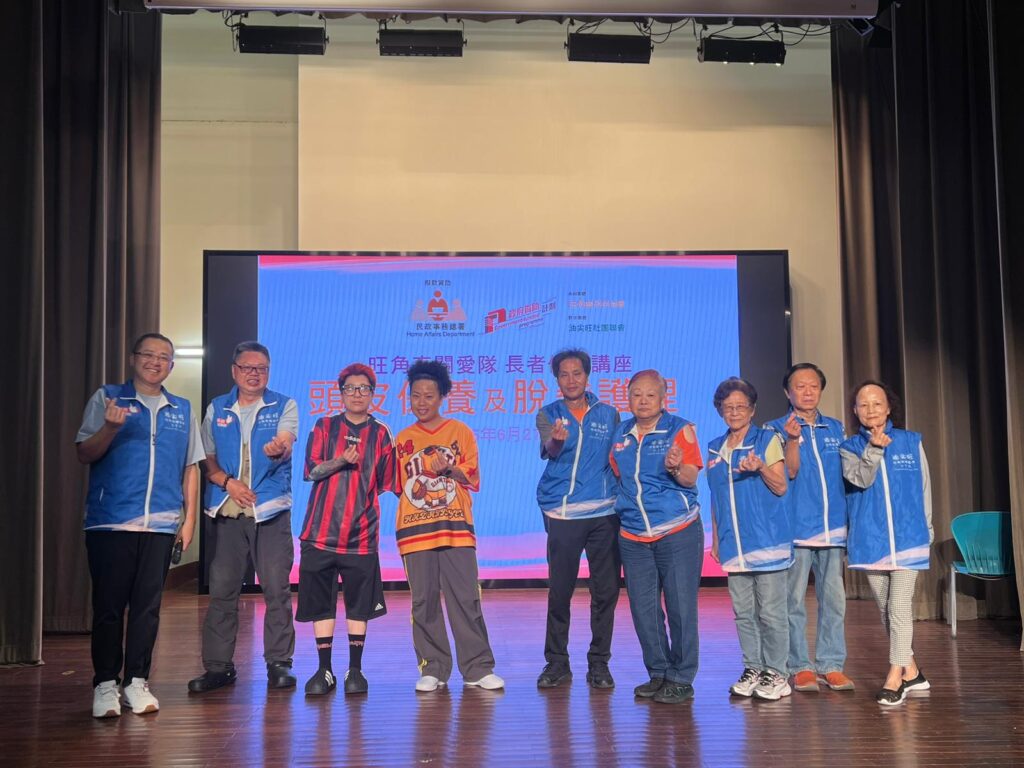 在香港這個講求效率的城市裡，髮型屋遍地開花，但有一位髮型師選擇走出傳統框架，將「美」與「健康」結合，從髮型設計延伸到頭皮護理，甚至養髮再生，成為業界其中一位具多樣化視野的專業者。她就是資深髮型師劉十六，一位熱愛美髮，卻更關心顧客身心健康與社會共好。在她看來，髮型師不該只是剪髮、染髮的技術人員，更應成為顧客最信賴的健康顧問，甚至是社區裡傳遞正確知識與溫暖力量的角色。