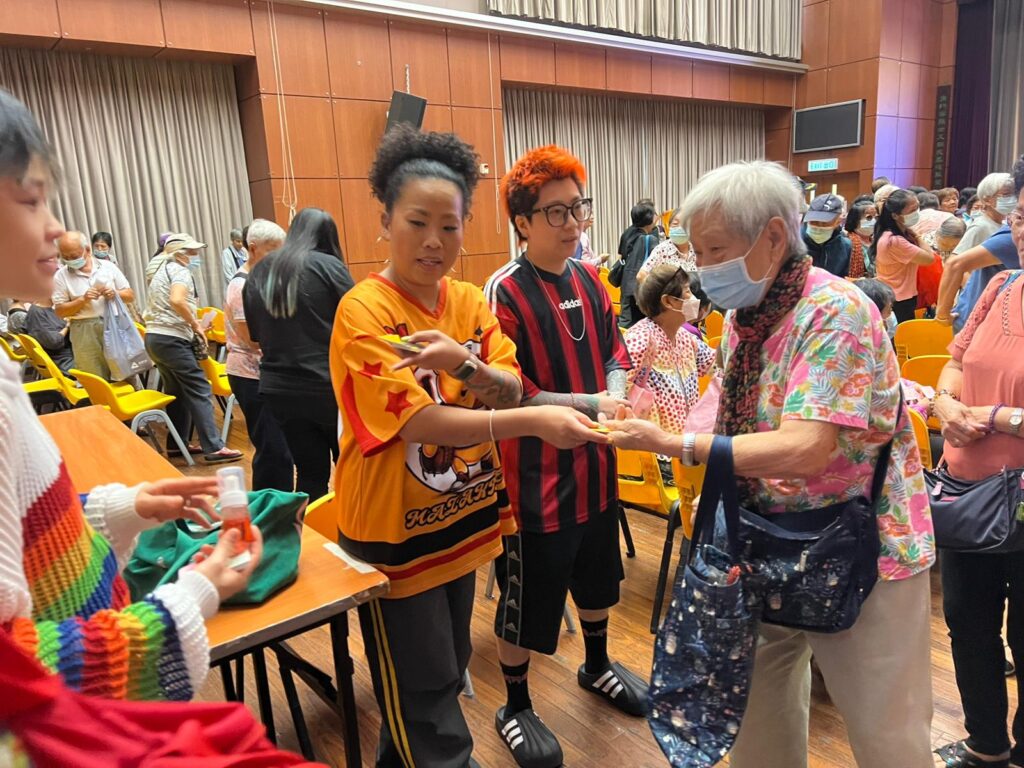 在香港這個講求效率的城市裡，髮型屋遍地開花，但有一位髮型師選擇走出傳統框架，將「美」與「健康」結合，從髮型設計延伸到頭皮護理，甚至養髮再生，成為業界其中一位具多樣化視野的專業者。她就是資深髮型師劉十六，一位熱愛美髮，卻更關心顧客身心健康與社會共好。在她看來，髮型師不該只是剪髮、染髮的技術人員，更應成為顧客最信賴的健康顧問，甚至是社區裡傳遞正確知識與溫暖力量的角色。