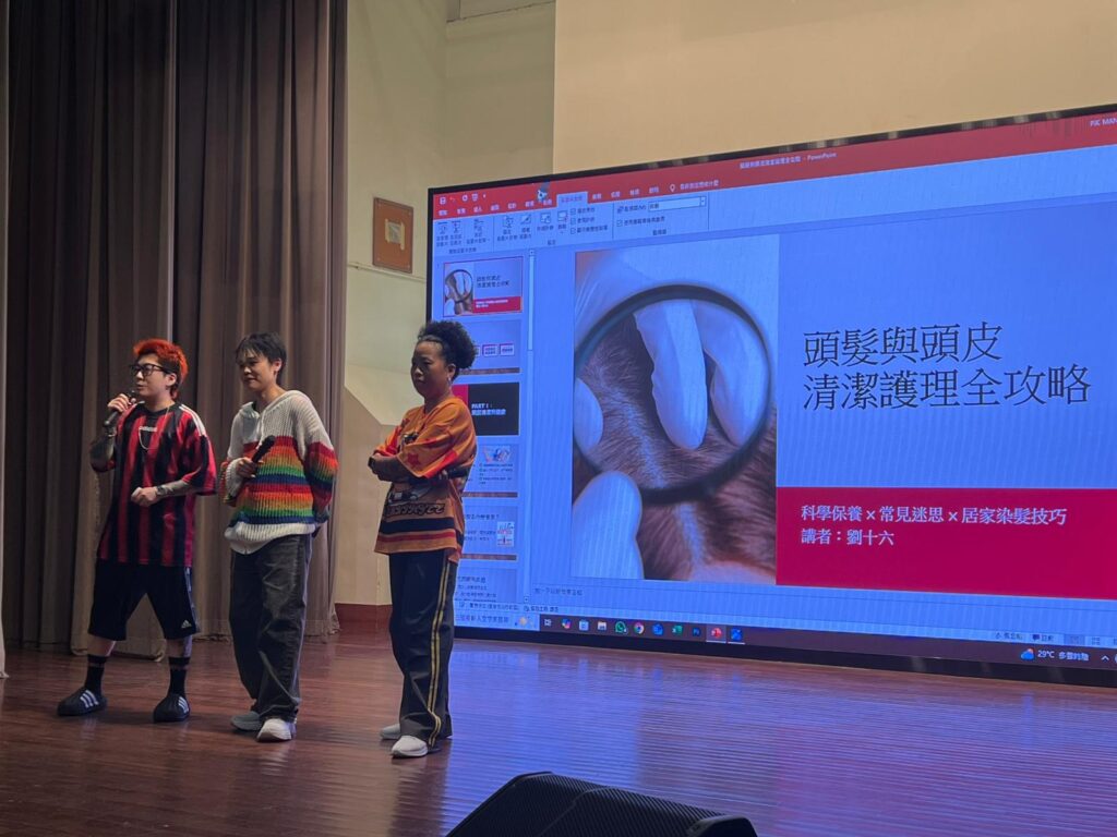 在香港這個講求效率的城市裡，髮型屋遍地開花，但有一位髮型師選擇走出傳統框架，將「美」與「健康」結合，從髮型設計延伸到頭皮護理，甚至養髮再生，成為業界其中一位具多樣化視野的專業者。她就是資深髮型師劉十六，一位熱愛美髮，卻更關心顧客身心健康與社會共好。在她看來，髮型師不該只是剪髮、染髮的技術人員，更應成為顧客最信賴的健康顧問，甚至是社區裡傳遞正確知識與溫暖力量的角色。