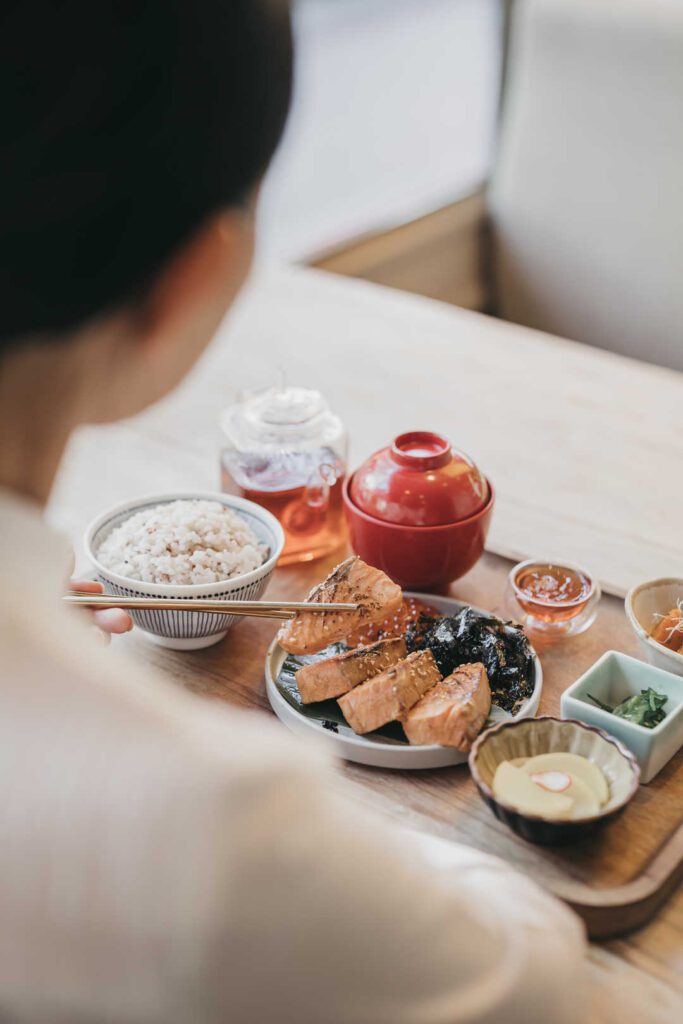 當我們談論療癒、靈性、生活品質時，很少有人能像她一樣，把這些看似抽象的概念，轉化為日常中每一頓飯、每一個空間、每一場交流中所能觸碰到的美。關琬潼Shadow —— 一位生活美學的實踐者，用二十年的創意與行動，將美育從藝術館帶入我們的餐桌與日常。一如她的作品與理念，她相信，美，不是遠方的風景，而是我們每一個當下的選擇。