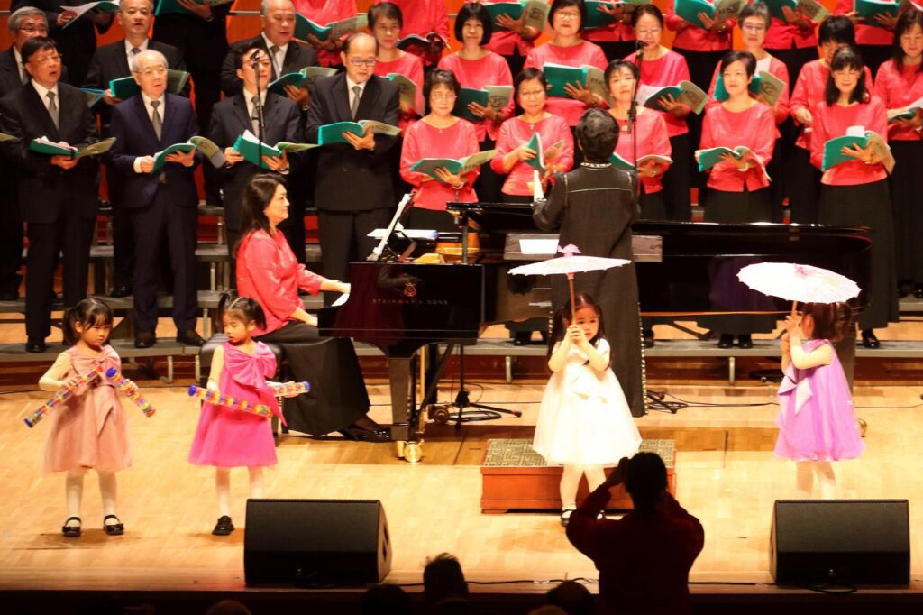 在香港，有一群校長組成的合唱團，唱的不是流行曲，也非傳統聖詩，而是一首首蘊藏中國文化底蘊的古詩詞。在這個看似忙碌且嚴肅的身份背後，卻藏著對教育、音樂與文化傳承的深厚情感。而這一切的推動者之一，就是高舒——香港校長合唱團的指揮與編曲者。