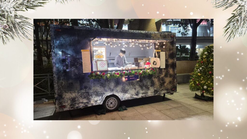 【本報訊】由康樂及文化事務署主辦、保良局承辦的「維多利亞公園文化創意藝術市集」(V Mart)正式於12月12日開幕試行,並於聖誕節期間推出首個主題「童話聖誕」市集。V Mart設於銅鑼灣維園噴水池廣場及南亭廣場,為政府「發展旅遊熱點工作組」九大旅遊熱點之一,預計活動將持續至2026年11月底。