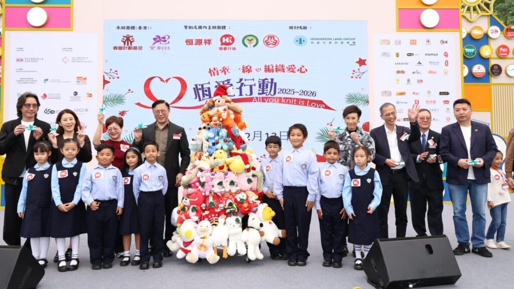 今日12月13日,「情牽一線‧恆愛行動啟動禮」在工展會大舞台舉行,為今年主題為「恆愛行動20載‧情暖聖誕」的系列活動正式揭開序幕。啟動禮上,春蕾計劃基金及紫荊社主席、同時也是「恆愛行動」港澳台組委會負責人的周潔冰博士,分享到這個行動的初心與20年的堅持,讓台上台下不少人都深受觸動。