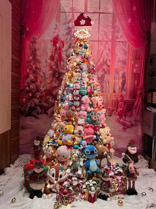 今年聖誕,一棵由回收毛公仔拼砌而成的聖誕樹,在香港社區悄然亮起溫暖的燈光。這不僅是一件節日裝飾,更是一場凝聚愛心力量、環保教育與編織文化的社區行動。為慶祝「恒愛行動」20周年。透過創意與行動,他們希望在節日氛圍中延續這份歷久彌新的關愛精神,讓愛與希望在社區中「毛窮無盡」地繼續發光發熱。