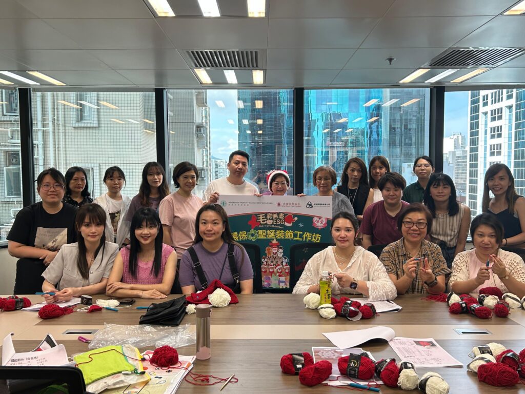 今年聖誕,一棵由回收毛公仔拼砌而成的聖誕樹,在香港社區悄然亮起溫暖的燈光。這不僅是一件節日裝飾,更是一場凝聚愛心力量、環保教育與編織文化的社區行動。為慶祝「恒愛行動」20周年。透過創意與行動,他們希望在節日氛圍中延續這份歷久彌新的關愛精神,讓愛與希望在社區中「毛窮無盡」地繼續發光發熱。